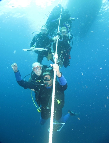 Scientific diving in strong currents: Divers conducting a ~5m/15ft safety stop on the anchor line