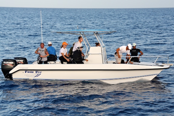 Coral Reef Research Teams: Team Barracuda departs to survey benthic coverage and corals in particular