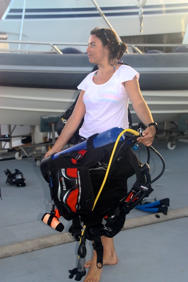 Dr. Sonia Bejarano loads her gear in preparation for deploying her reef fish experiment