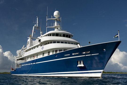 M/Y Golden Shadow says farewell to Papeete