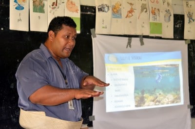 Apai Moala explains the intricacies of coral reefs to students.