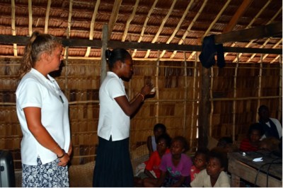 Ivory Akao and Georgia Coward teaching about coral reefs. 